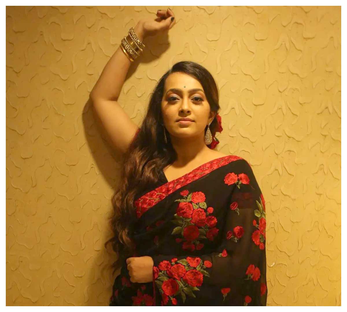 Ester Noronha | చీర‌క‌ట్టులో వ‌య్యారాలు ఒల‌క‌బోస్తున్న ఎస్తేర్..