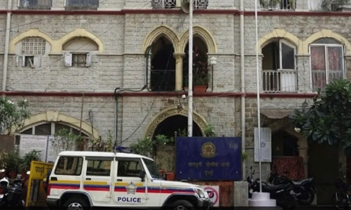 బాంబు ఉందంటూ పోలీసుల‌కు పోకిరీ ఫోన్‌కాల్‌.. గంట‌ల్లో నిందితుడి అరెస్ట్‌