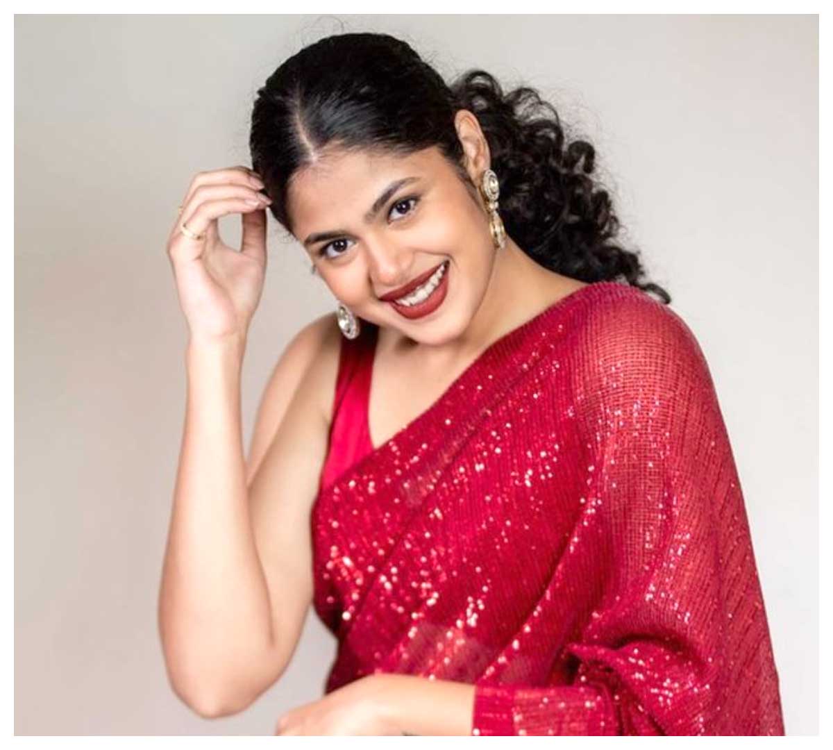 Faria Abdullah | రెడ్ కల‌ర్ శారీలో ఫరియా అబ్దుల్లా మెరుపులు..