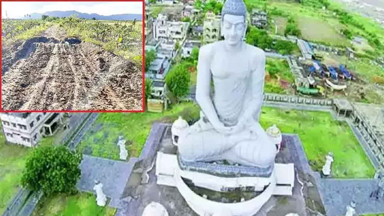 అమరావతిలో రోడ్డును తవ్విన రైతు.. పోలీసులకు ఫిర్యాదు