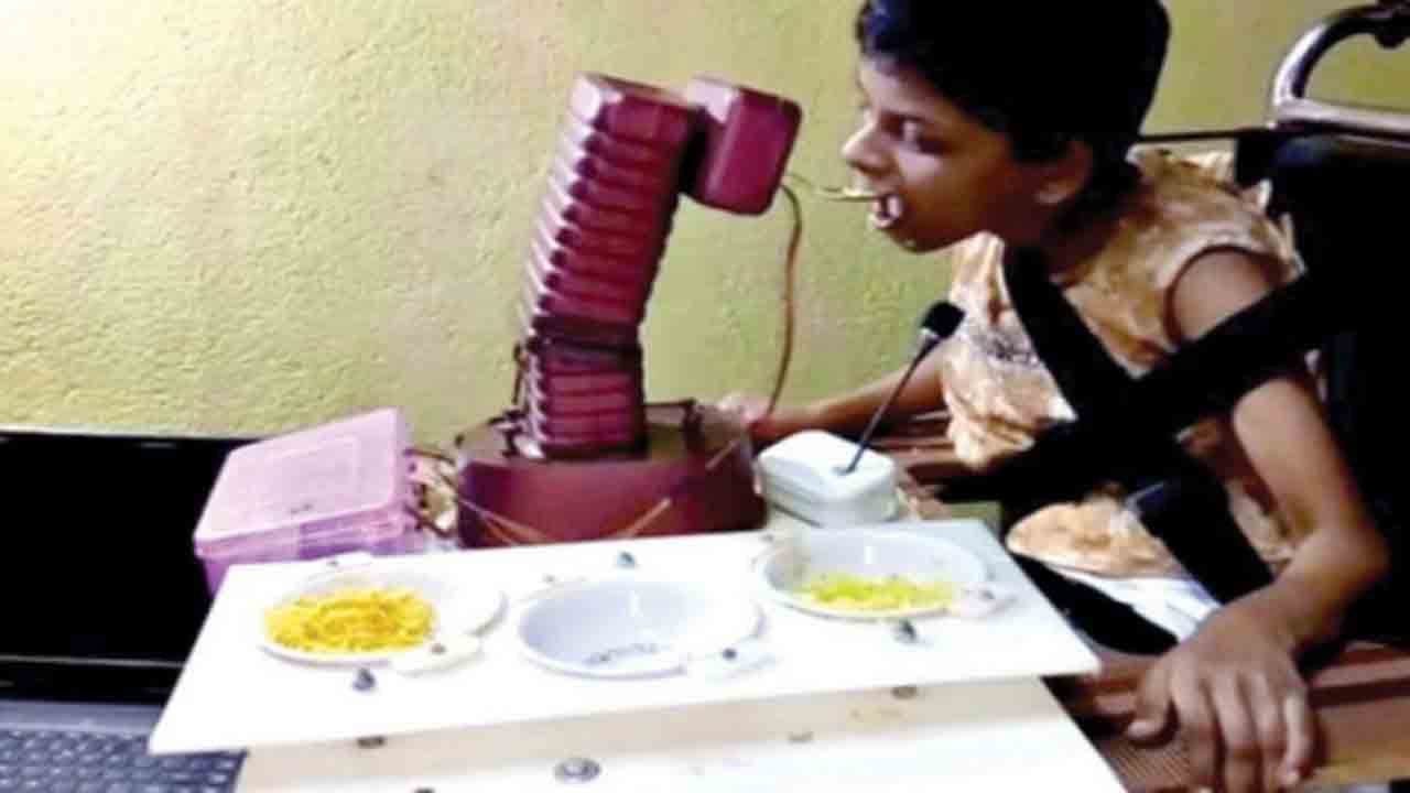 దివ్యాంగురాలైన కుమార్తెకు ఆహారం తినిపించేందుకు… రోబో తయారు చేసిన కూలీ