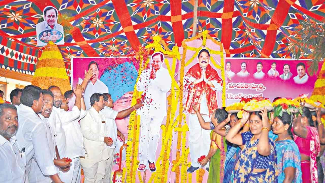 సీఎం కేసీఆర్‌ ఫ్లెక్సీకి పుష్పాభిషేకం