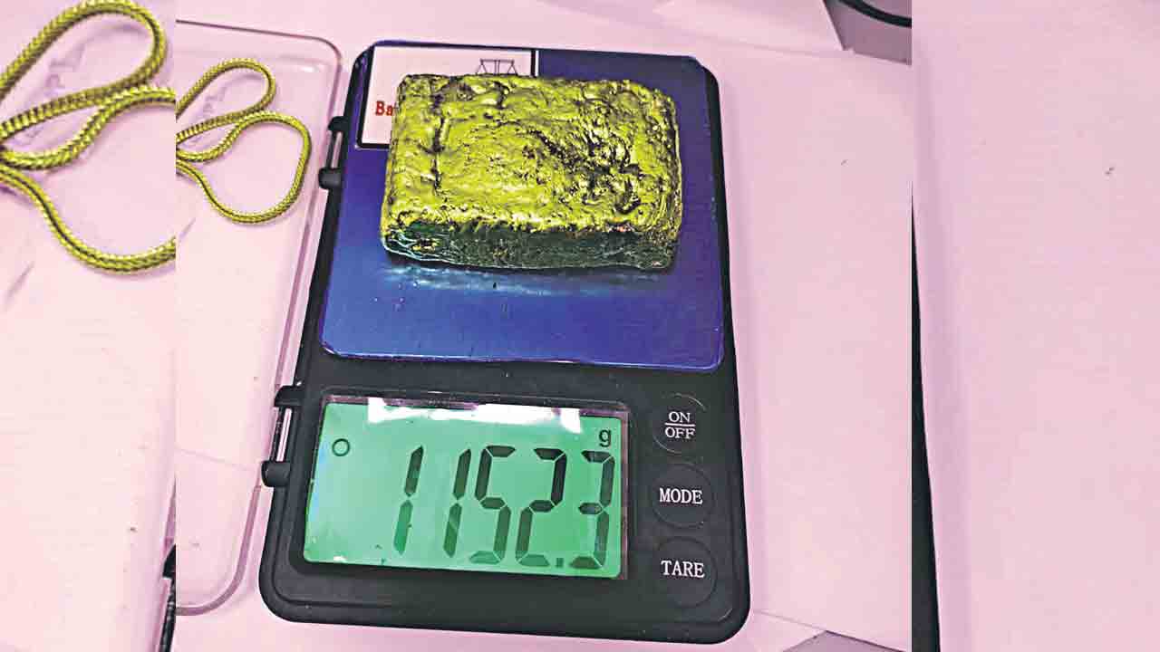 లోదుస్తుల్లో కిలో బంగారం రవాణా!