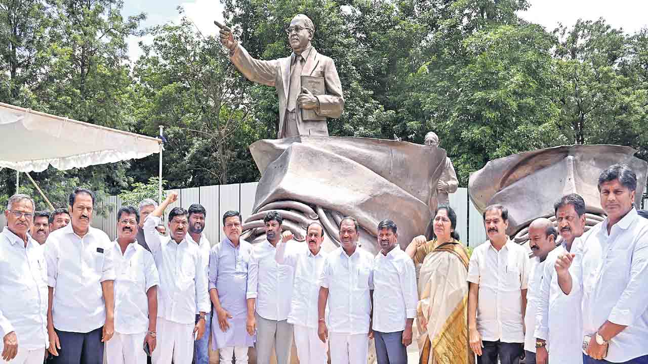 అంబేద్కర్‌ ఫొటోలతో బీజేపీ డ్రామాలు