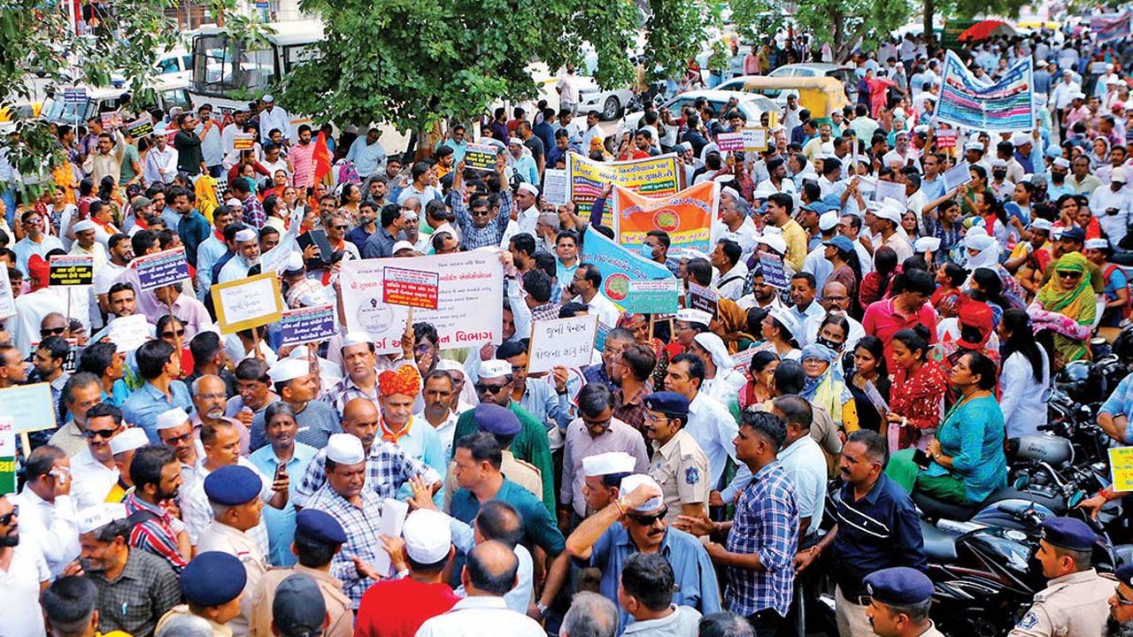 Gujarat Employees Protest | గుజ‌రాత్ స‌ర్కార్‌కు పాత పెన్ష‌న్ సెగ‌.. వేల మంది ఉద్యోగుల `సామూహిక సెల‌వు`