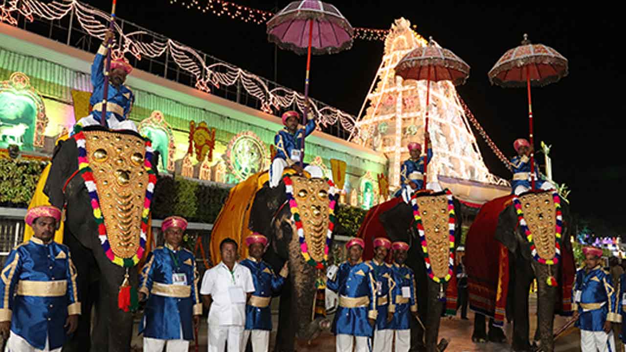శ్రీవారి బ్రహ్మోత్సవాల్లో ప్రత్యేక ఆకర్షణగా గజరాజులు, అశ్వాలు