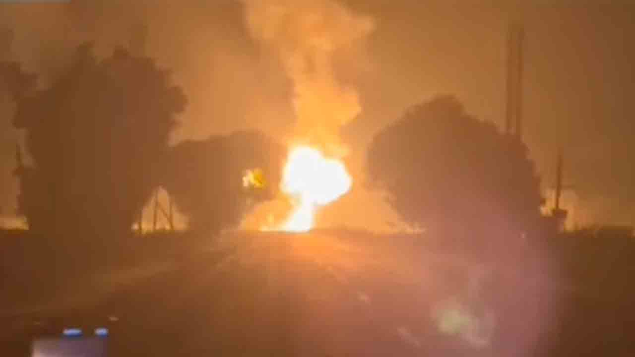 AP news | గ్యాస్‌ సిలిండర్ల లారీలో పేలుళ్లు..