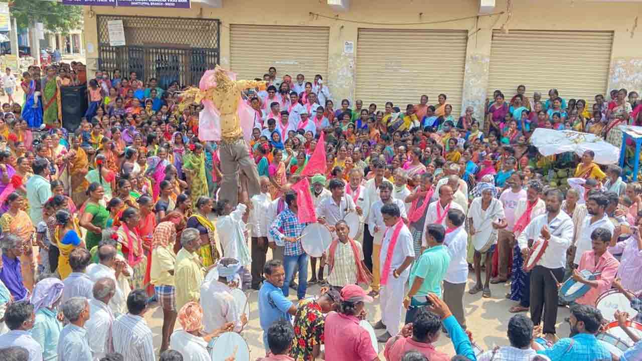 పార్టీ మారిన నాయకులకు శవయాత్ర.. టీఆర్‌ఎస్‌లోనే ఉంటామని గ్రామస్తుల వెల్లడి