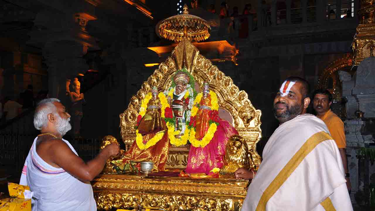 గుట్టలో వైభవంగా తిరువీధిసేవ