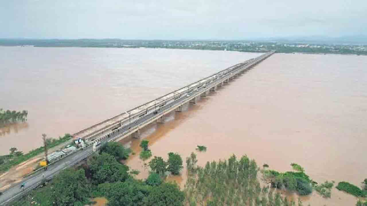 గోదావరికి మళ్లీ వరద.. మొదటి ప్రమాద హెచ్చరిక జారీ