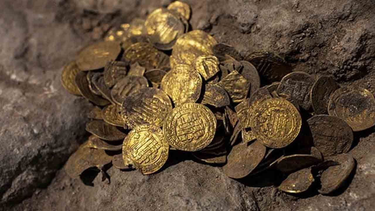 Gold Coins | పదేళ్లుగా అదే ఇంట్లో ఉంటున్న జంట.. వంట గదిలో ఫ్లోర్ కింద దొరికిన నిధి!