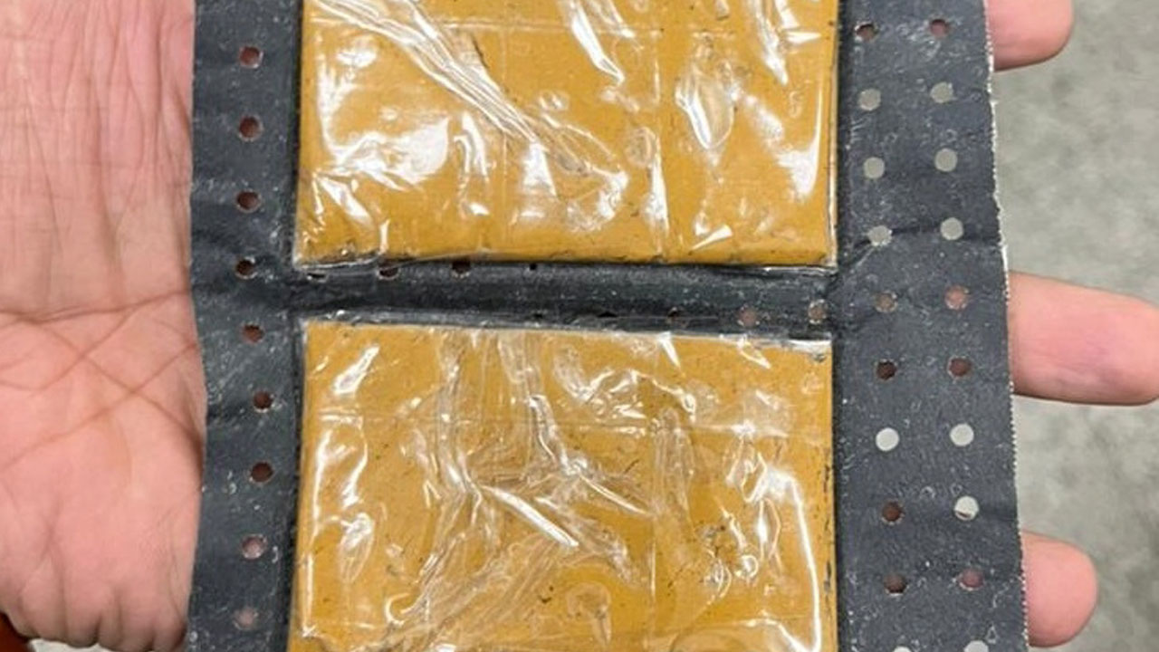 చెప్పు చాటున బంగారం తరలింపు