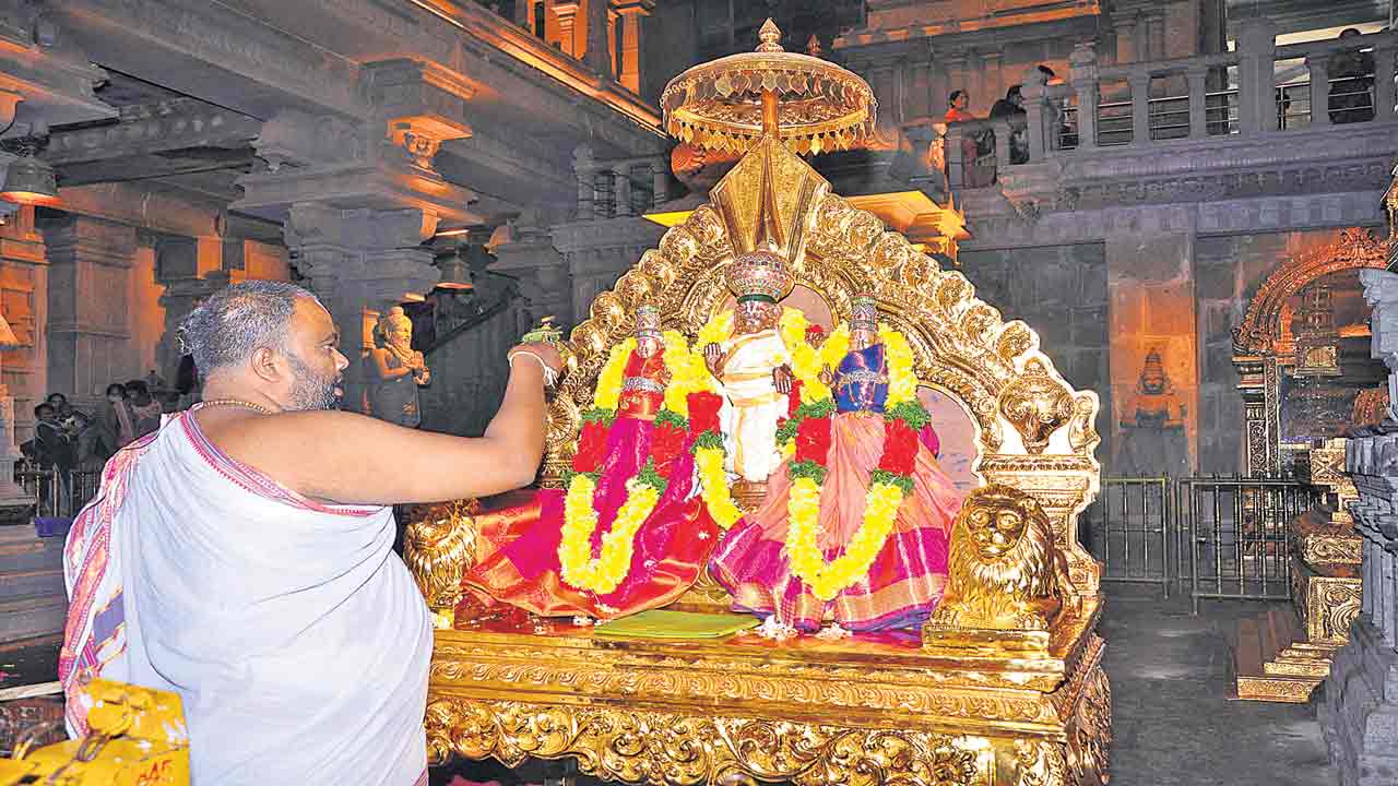 గుట్టలో వైభవంగా విశేష పూజలు