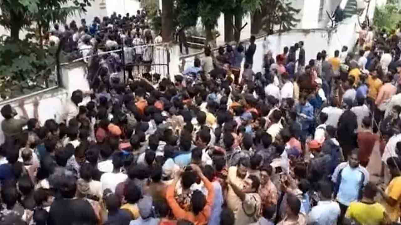 టీ 20 టికెట్ల కోసం జింఖానా గ్రౌండ్‌ వద్ద భారీ క్యూలైన్‌..