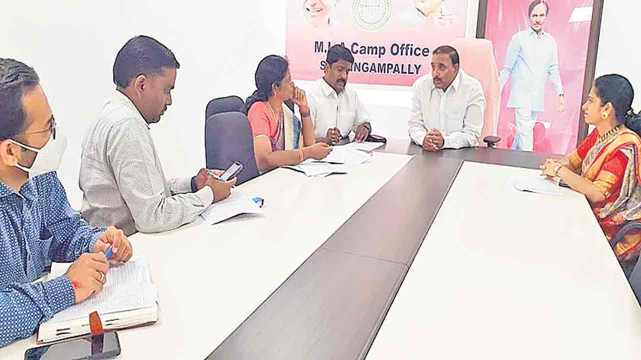 అభివృద్ధి పనుల్లో వేగం పెంచాలి