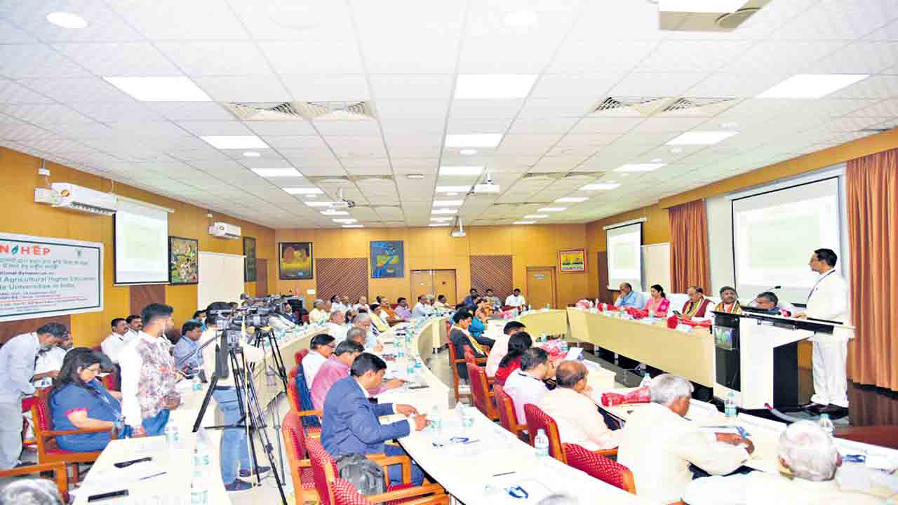 వ్యవసాయ రంగంలో సవాళ్లను ఎదుర్కోవాలి