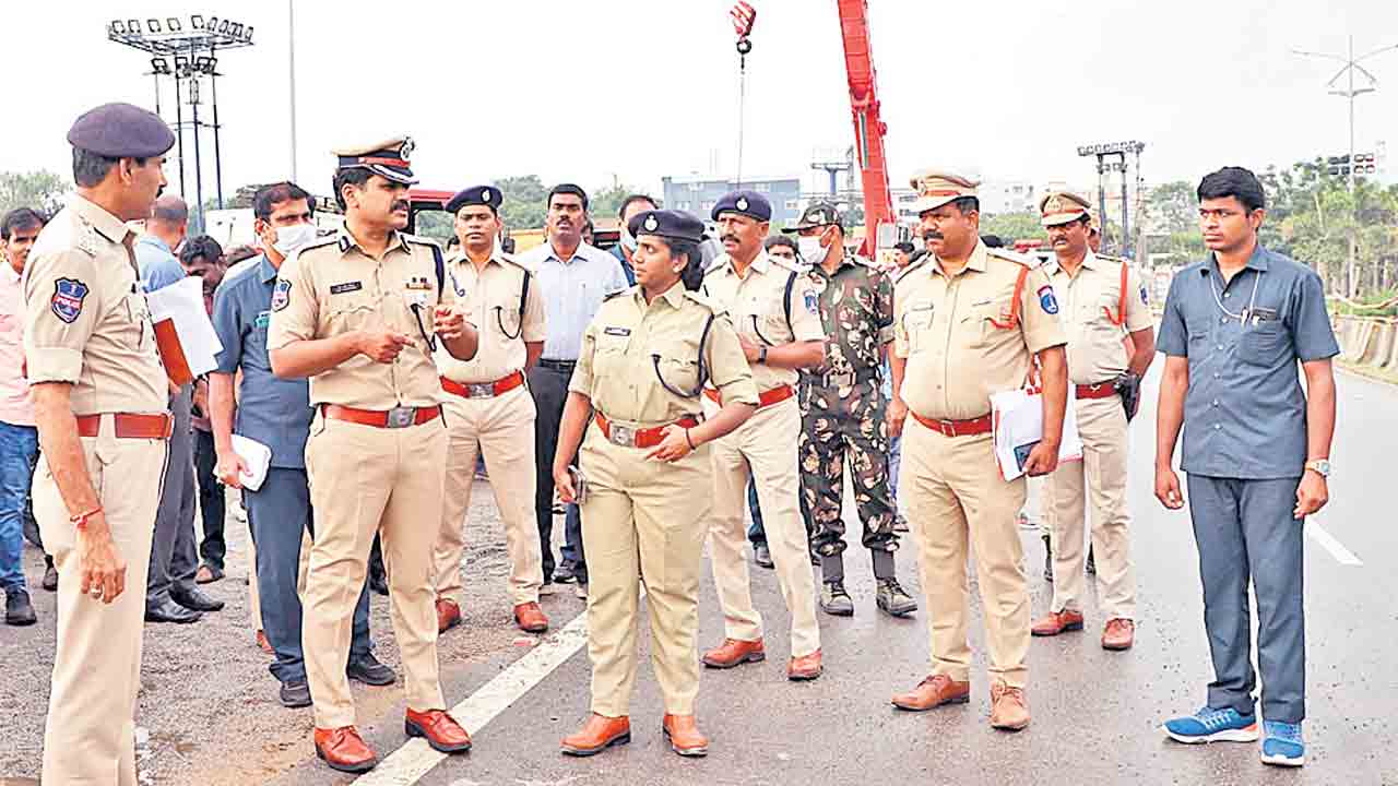 నిమజ్జన ఏర్పాట్లను పరిశీలించిన సీపీ రవీంద్ర