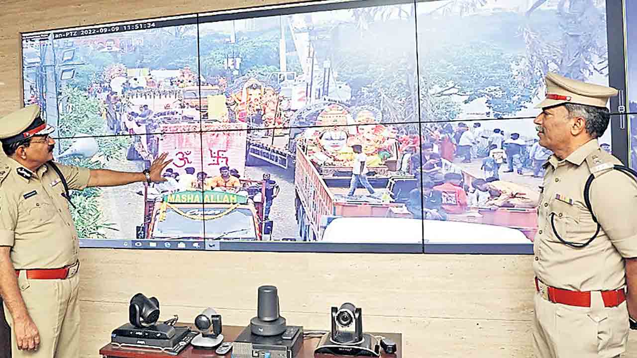 నిఘా పటిష్టం.. ప్రశాంతంగా నిమజ్జనం