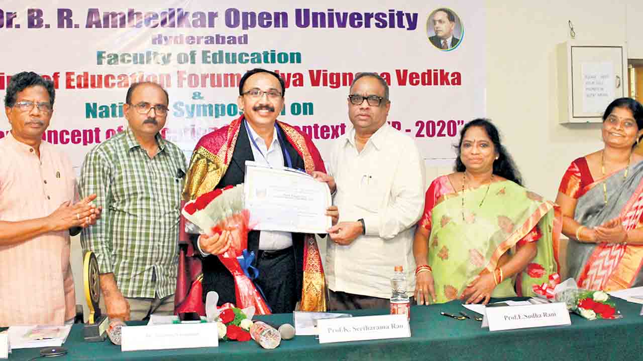 అంబేద్కర్‌ యూనివర్సిటీలో సింపోజియం