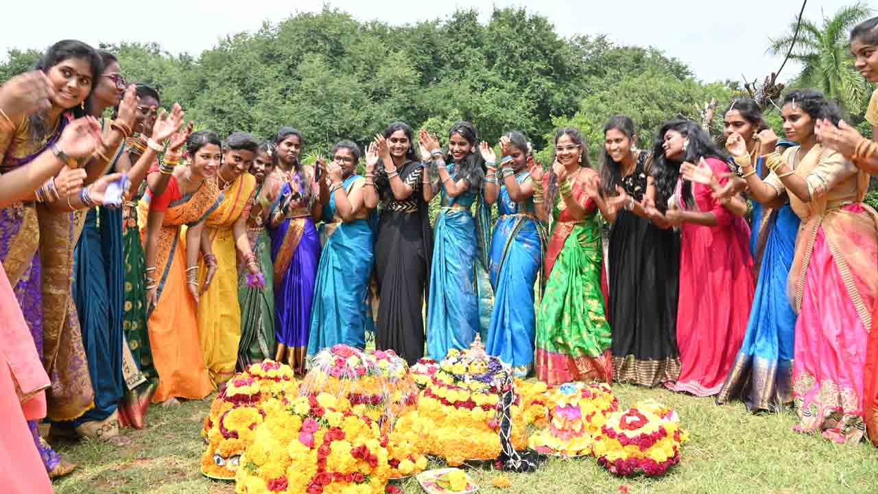 ప్రకృతితో అనుబంధానికి ప్రతీక బతుకమ్మ