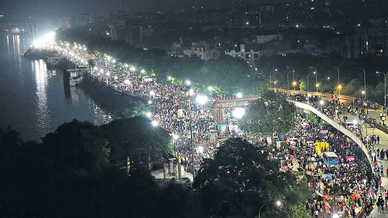 ట్యాంక్‌బండ్‌పై మహాసందడి..
