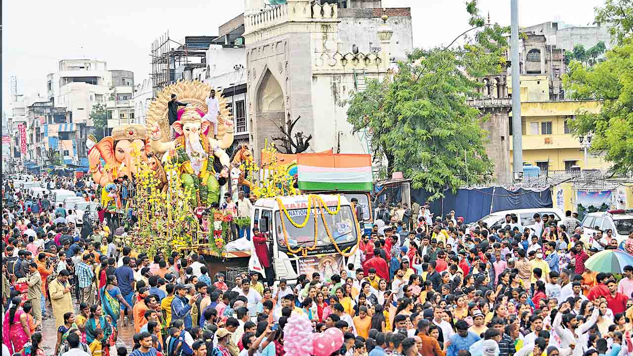 పోలీసు పహారాలో పాతనగరం