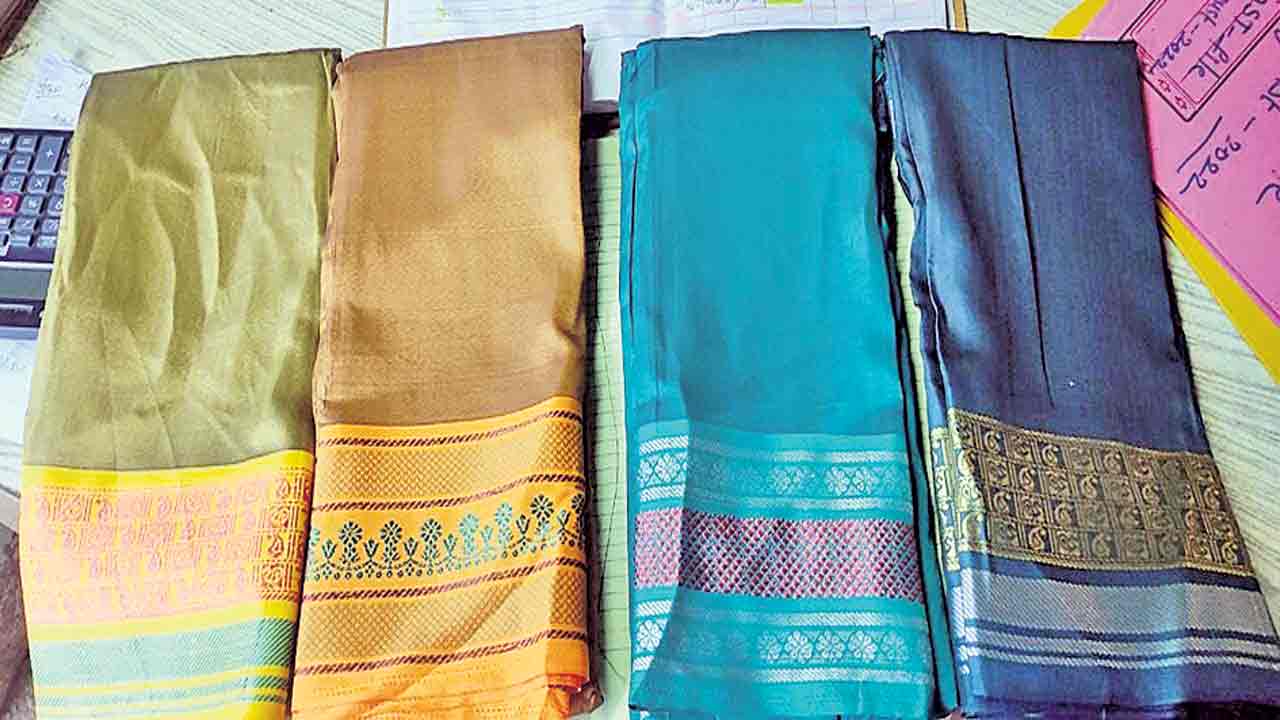 ఆడపడుచుల చీరెలు వచ్చేశాయ్‌..