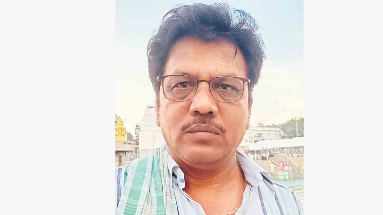 బస్సు కింద పడి వ్యక్తి మృతి