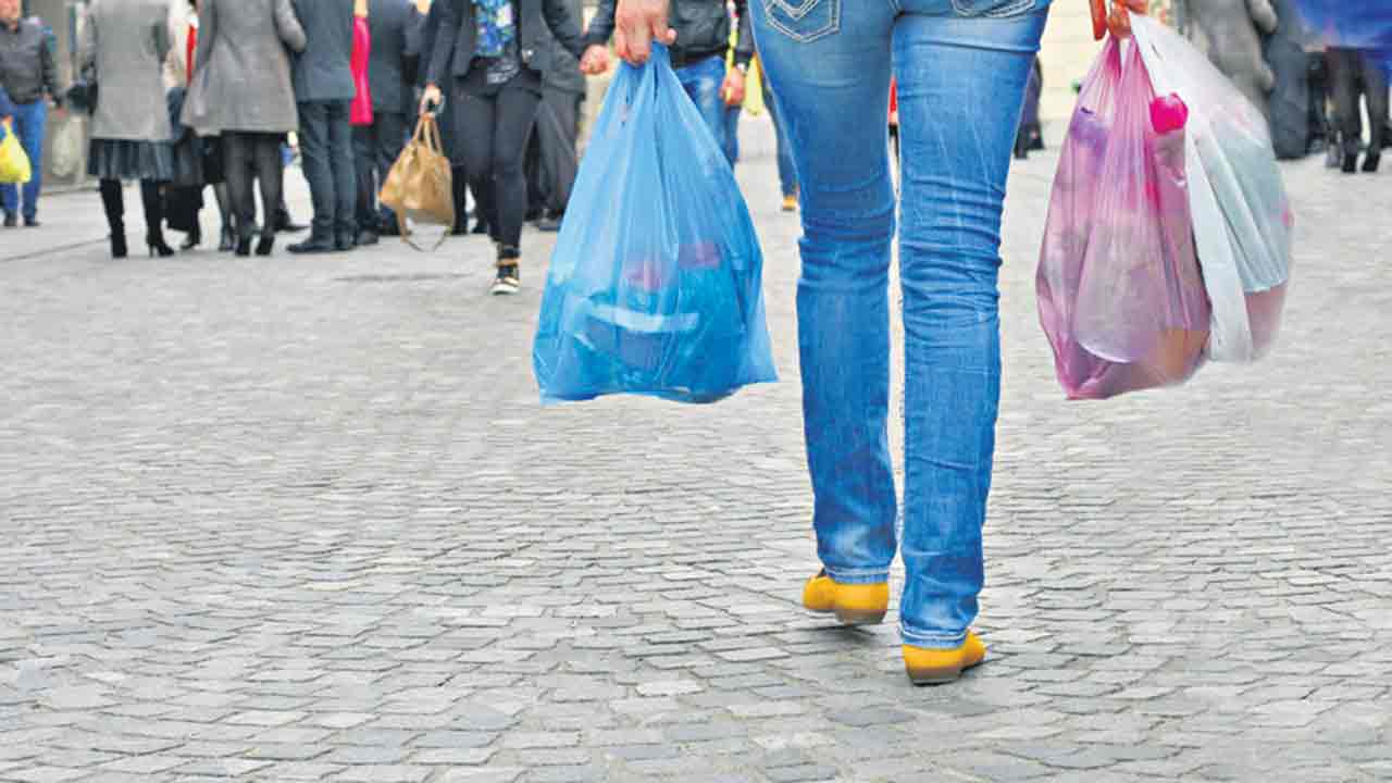 నిషేధిత ప్లాస్టిక్‌పై కొరవడిన నియంత్రణ.!