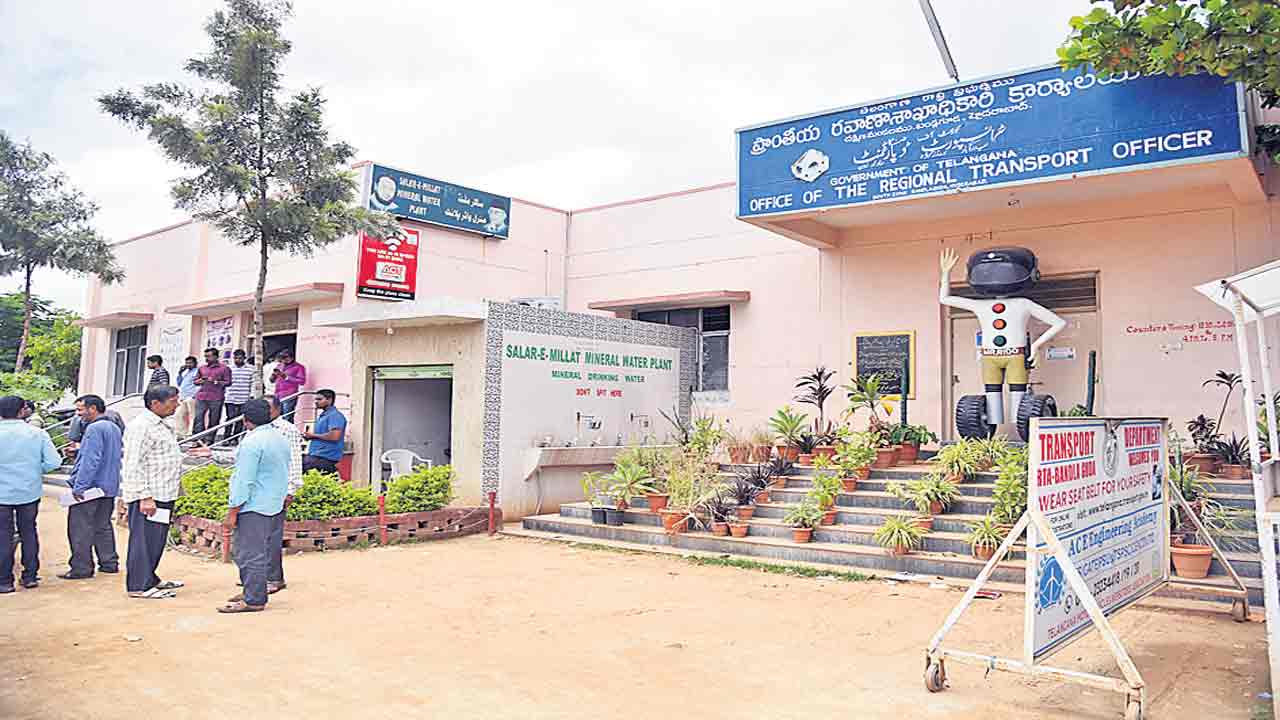 నిబంధనలు పాటించని ప్రైవేట్‌ ట్రావెల్స్‌పై కొరడా