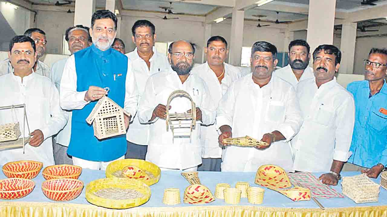 కుల వృత్తులను కాపాడుకోవాలి