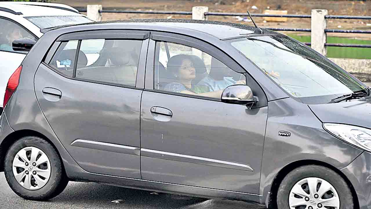 చక్రం తిప్పుతున్న నారీమణులు.. ఏటేటా పెరుగుతున్న మహిళల డ్రైవింగ్‌ లైసెన్స్‌లు