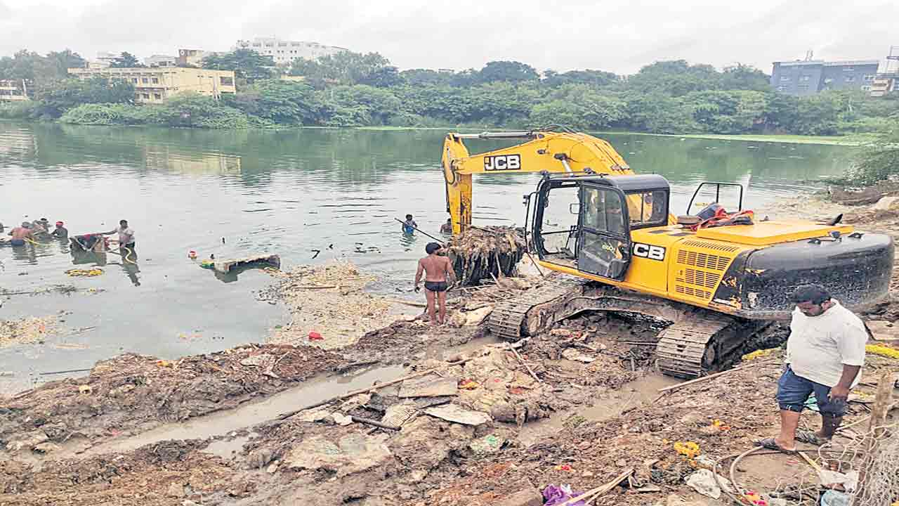 వ్యర్థాల తొలగింపు షురూ..