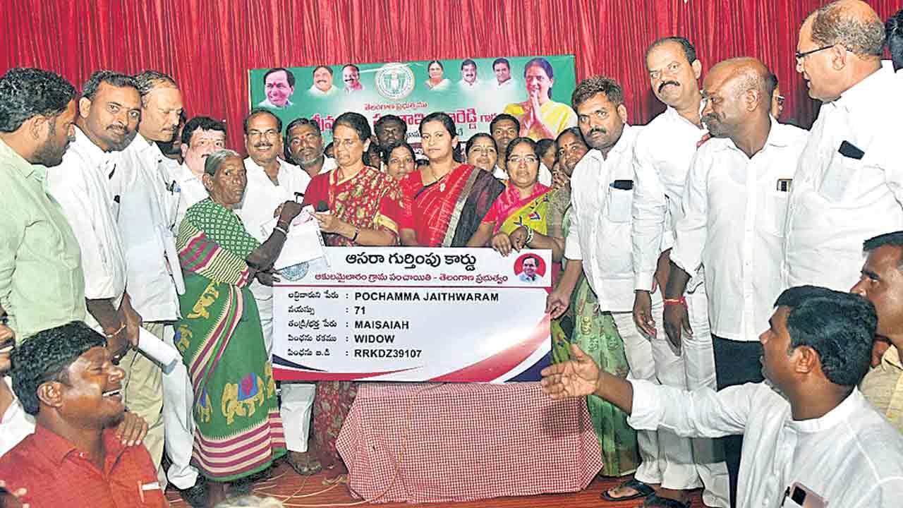 ఇంటింటికీ ప్రభుత్వ పథకాలు