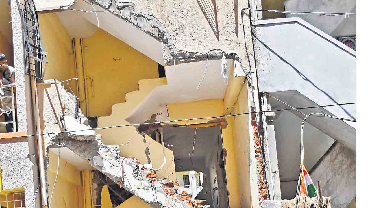 సిలిండర్‌ పేలి ఇంటి గోడలు బద్దలై!