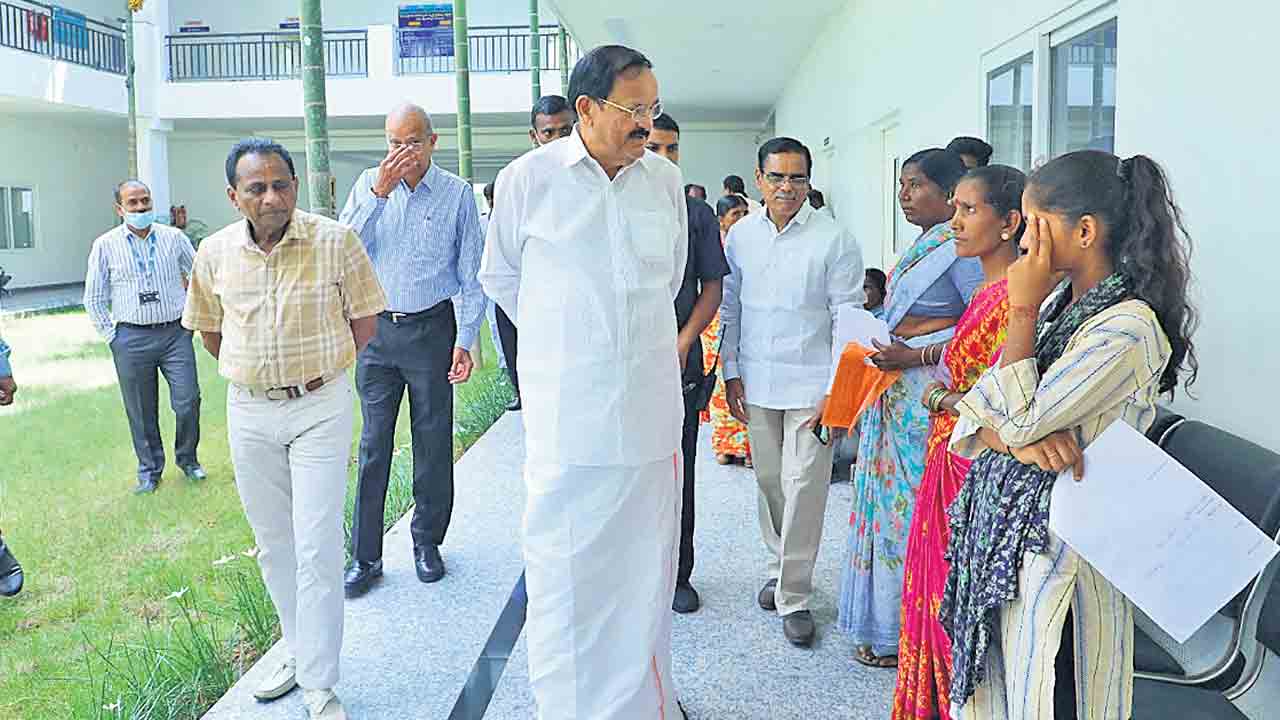 స్వామి వివేకానందను యువత స్ఫూర్తిగా తీసుకోవాలి