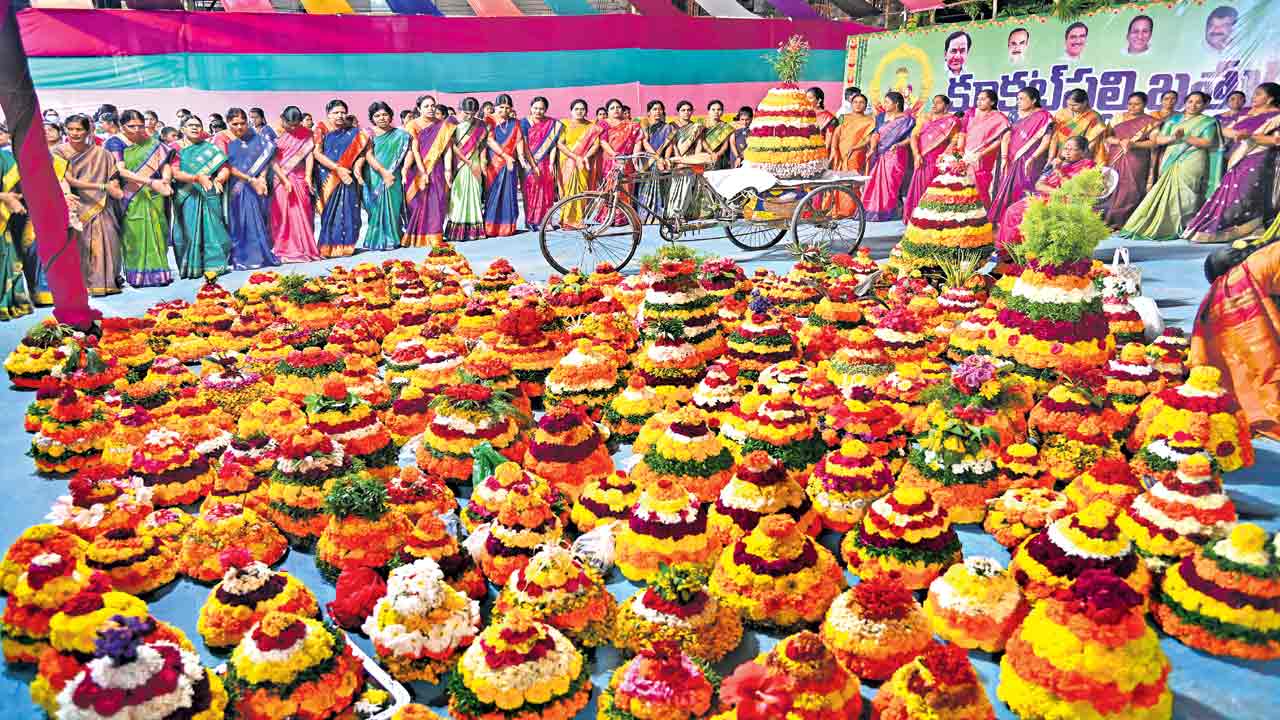 ఒక రోజు ముందే.. ఒక్కేసి పువ్వేసి..