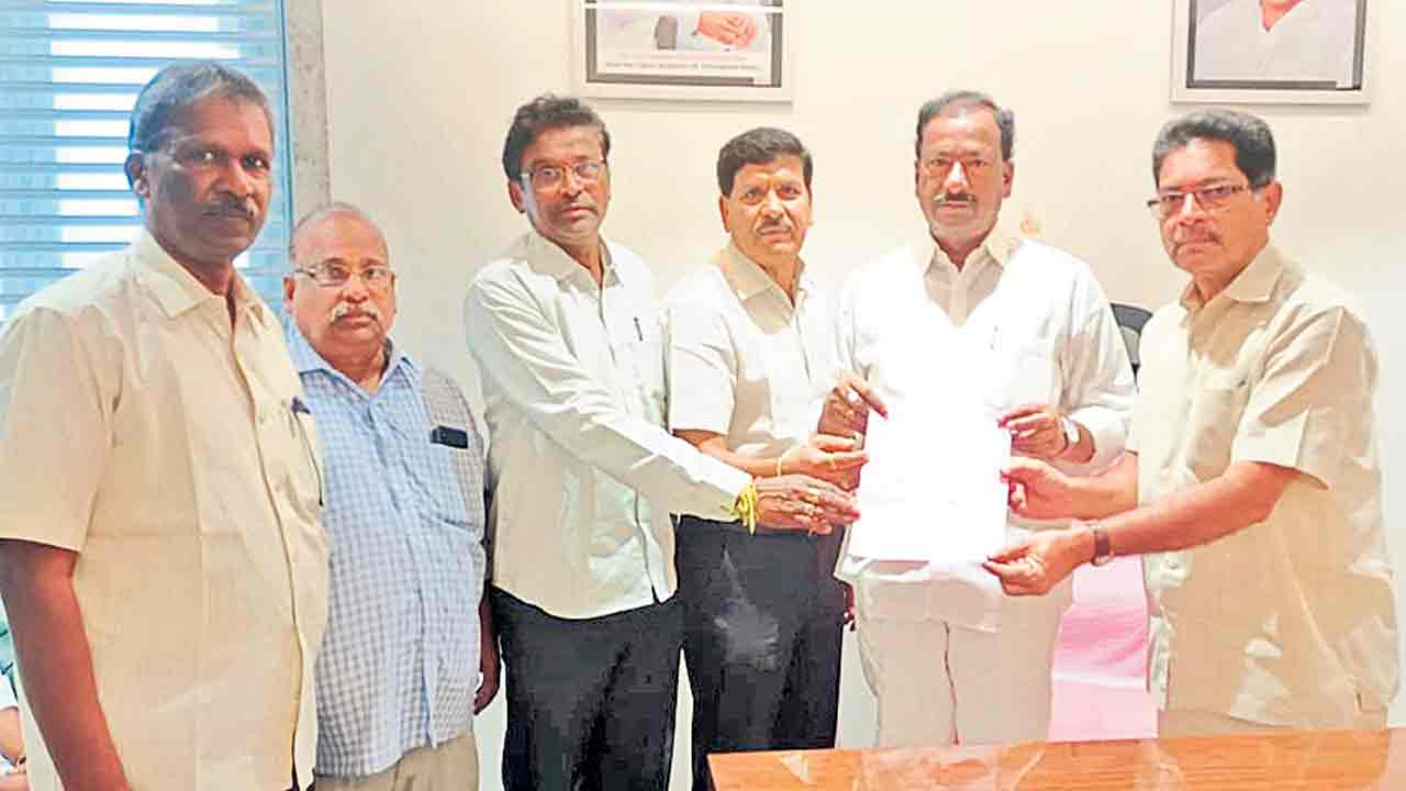 ఆదర్శకాలనీలుగా తీర్చిదిద్దుతా.