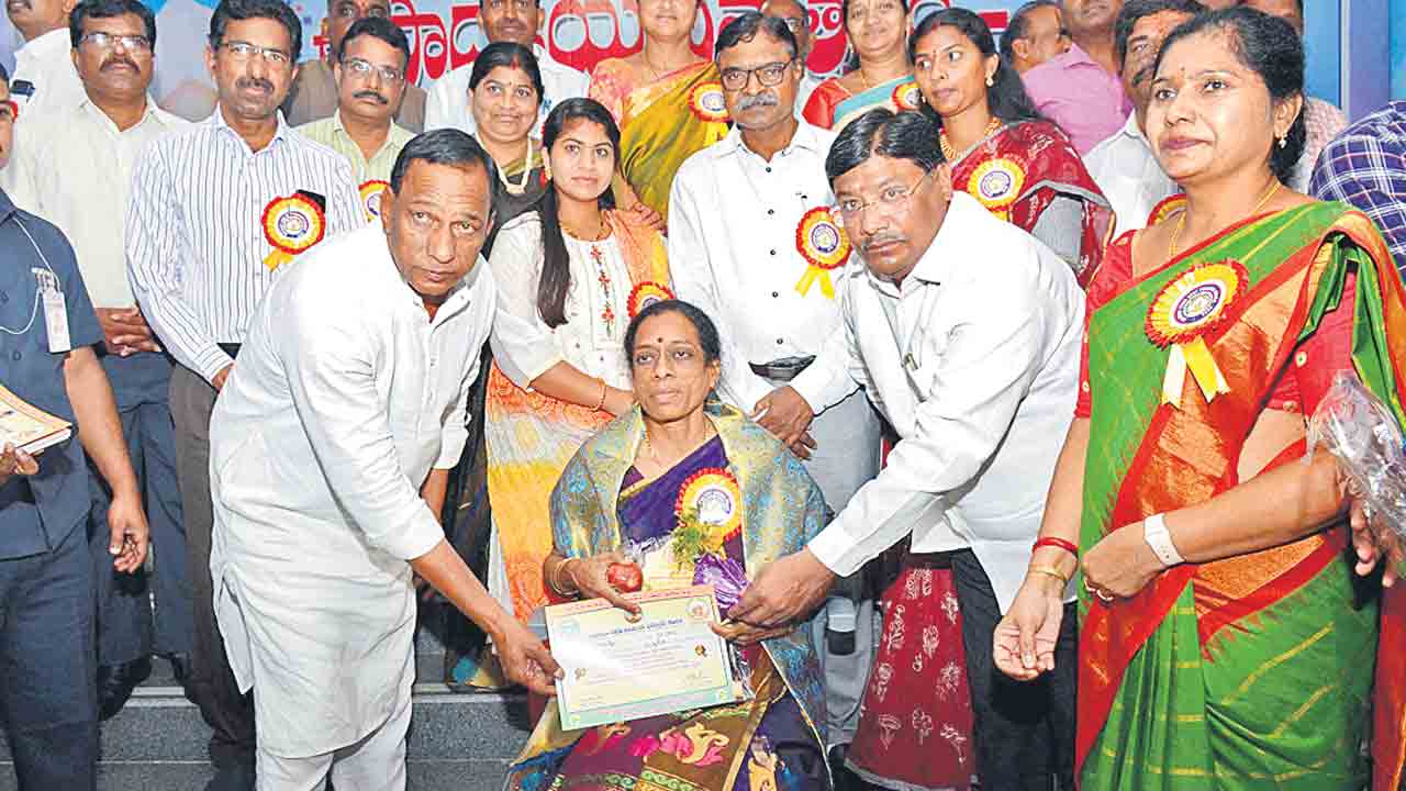 ఉపాధ్యాయులు.. భగవత్‌ స్వరూపులు