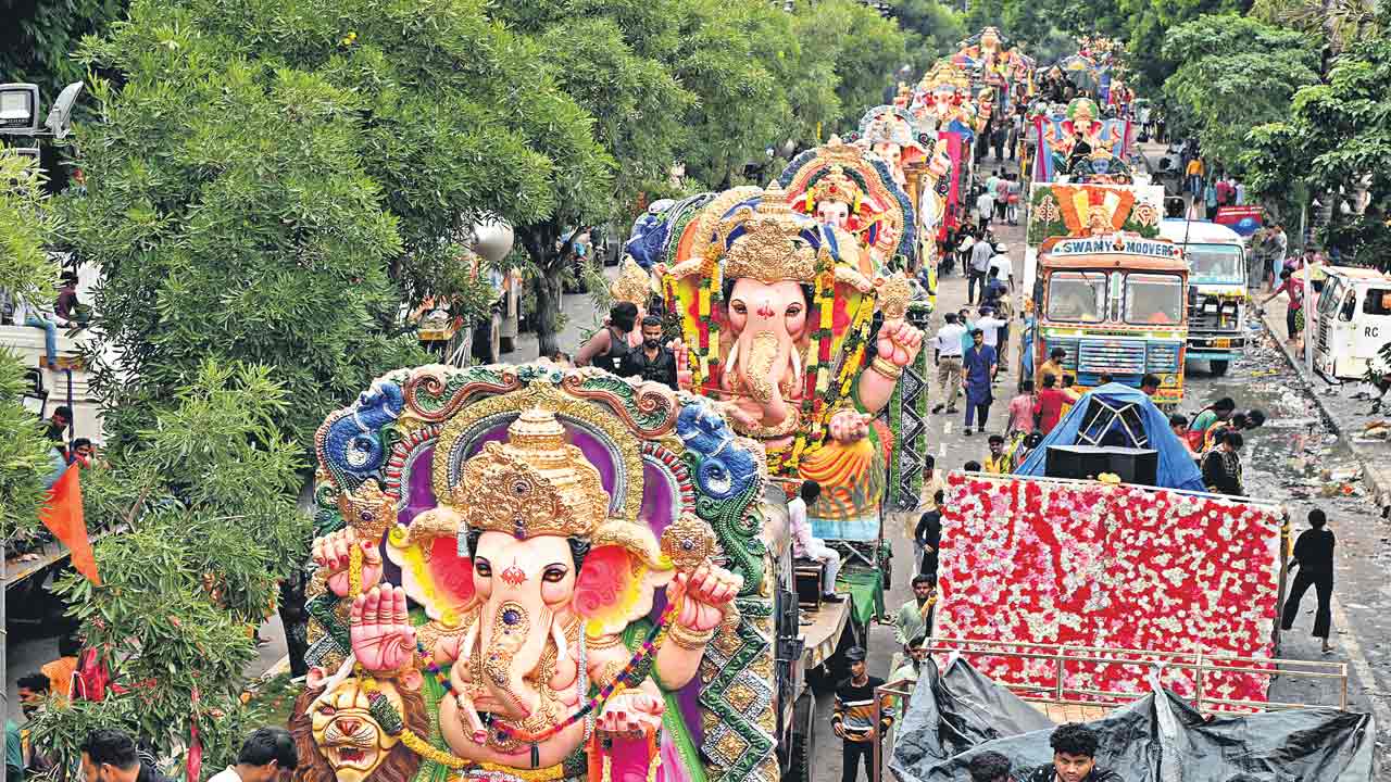 రెండో రోజు నిమజ్జన హోరు