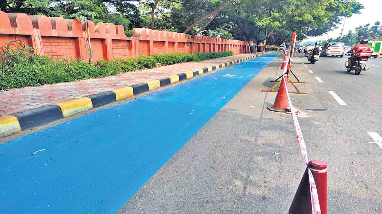 సిటీ అంతటాసైకిల్‌ ట్రాక్‌లు