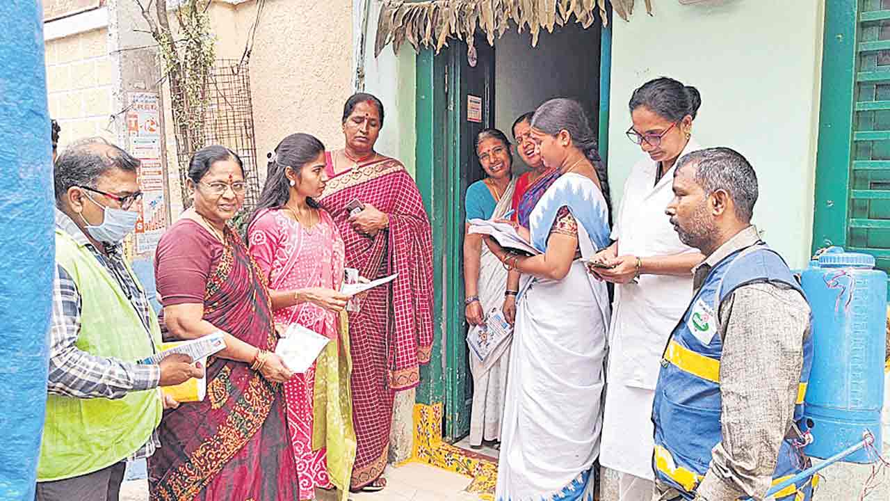 టీకా ఇస్తరు.. జ్వరం చూస్తరు..