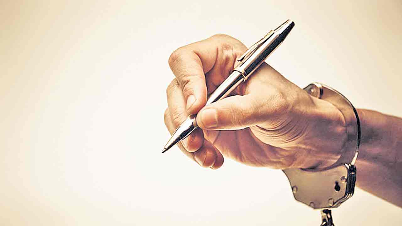 నిర్భంధాల మధ్య కలం సైనికులు