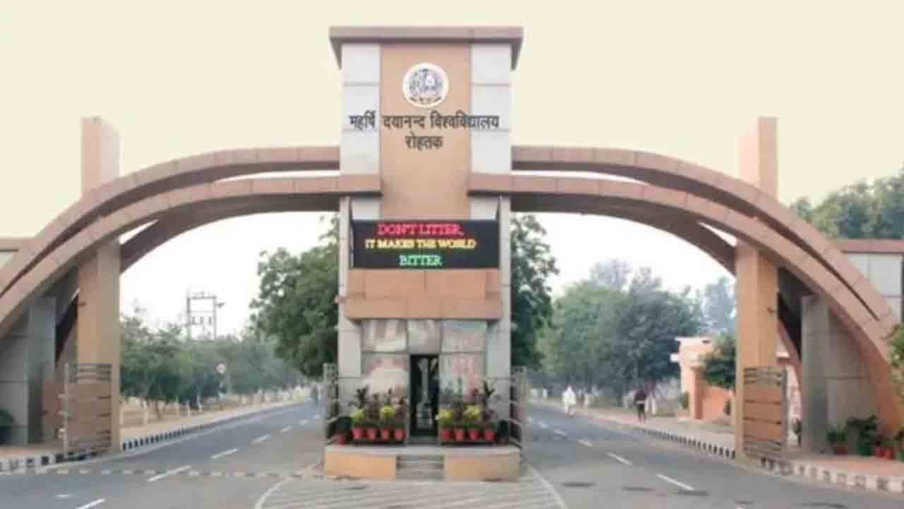 యూనివర్సిటీలో కాల్పులు.. నలుగురికి తీవ్ర గాయాలు