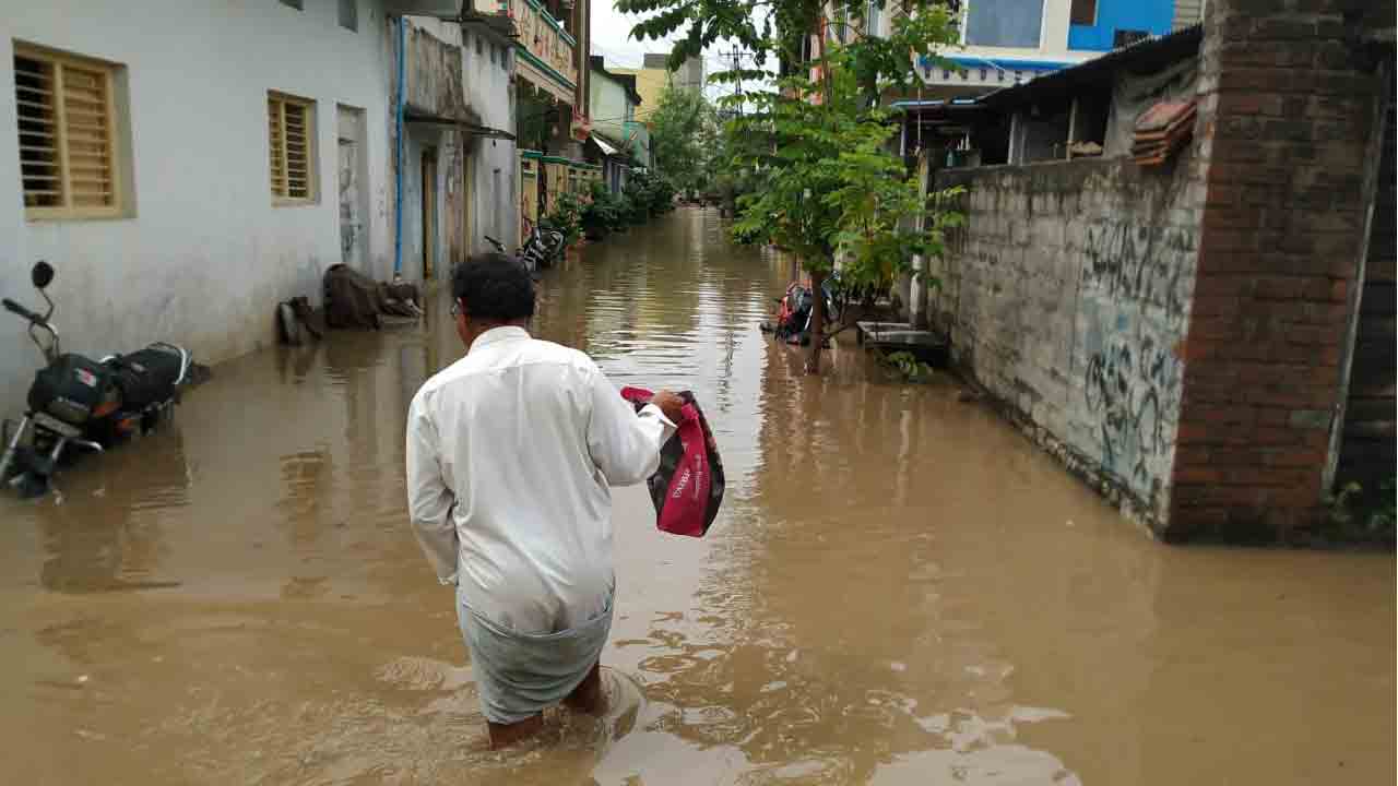 సిరిసిల్లను ముంచెత్తిన వాన.. ప్రజలు బయటకు రావొద్దని సూచించిన కలెక్టర్‌