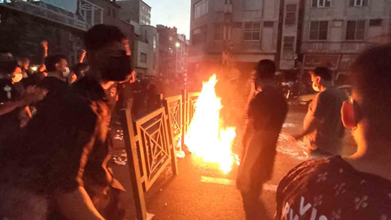 ఇరాన్‌లో మిన్నంటిన హిజాబ్‌ వ్యతిరేక ఆందోళనలు​.. 50 మంది మృతి