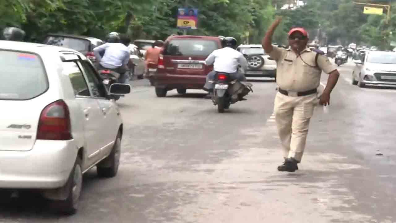 Viral Video: ప్రత్యేక రీతిలో… ట్రాఫిక్‌ను కంట్రోల్‌ చేస్తున్న హోంగార్డ్‌