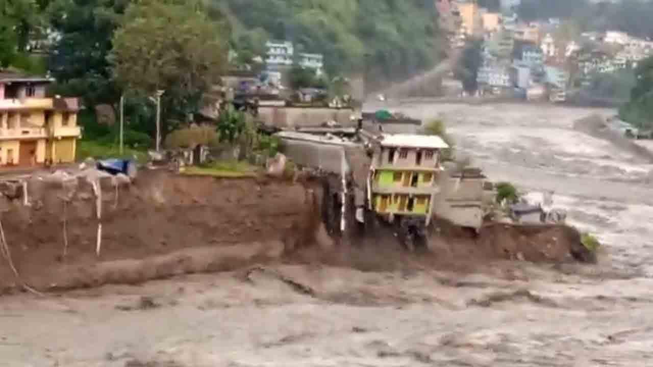 Watch: భారీ వర్షాలు, వరదలకు కూలిన బిల్డింగ్‌… నీట మునిగిన పలు ఇండ్లు