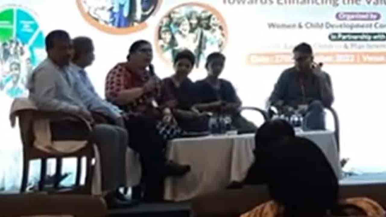 శానిట‌రీ ప్యాడ్సే కాదు.. కండోమ్స్ కూడా అడిగేలా ఉన్నారు.. విద్యార్థినిపై ఐఏఎస్ ఫైర్