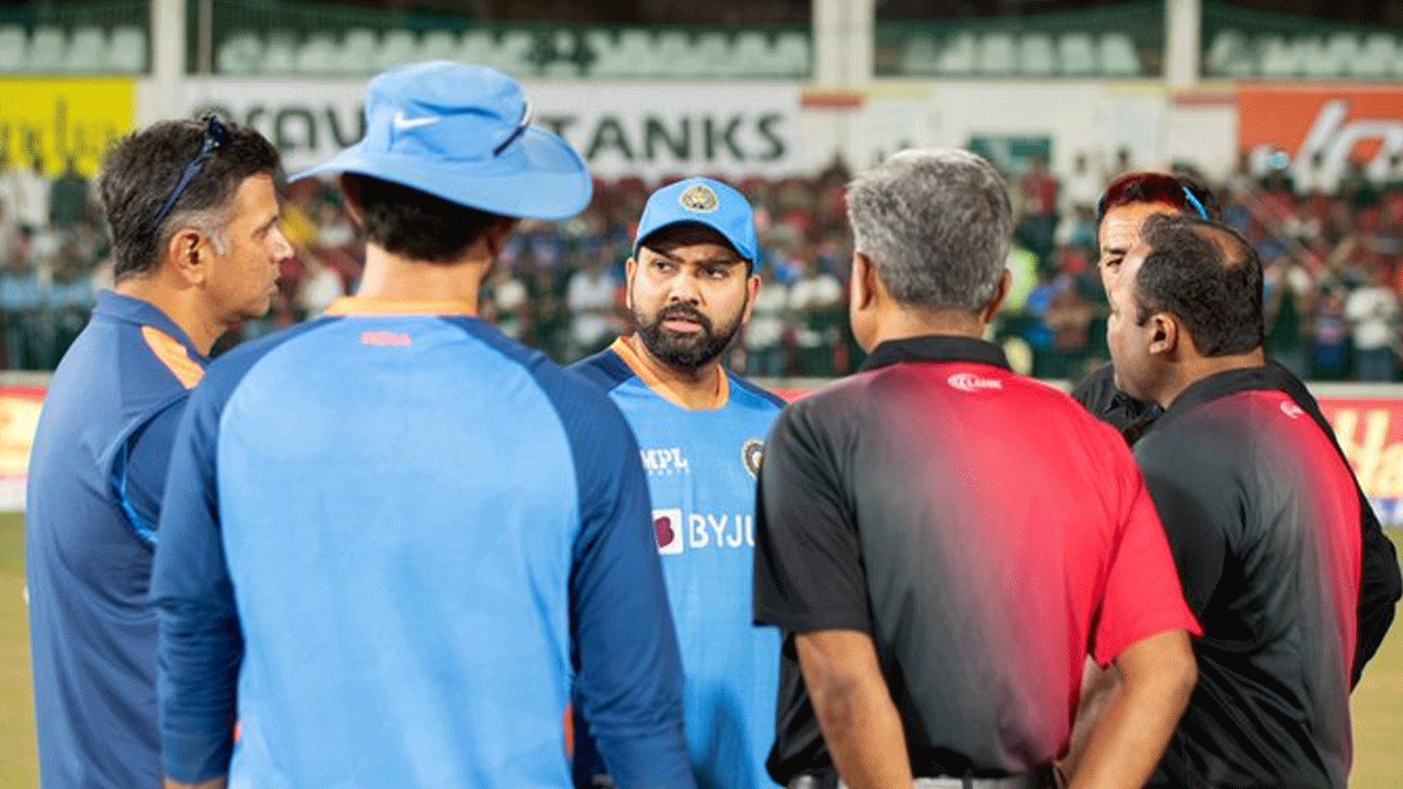 IND s AUS | ఓవర్లు కుదించిన అంపైర్లు.. ఇన్నింగ్స్ 8 ఓవర్లే